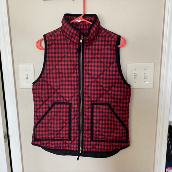 J. CREW buffalo check puffer Excursion vest Never Worn Red Black Gingham - Picture 2 of 2